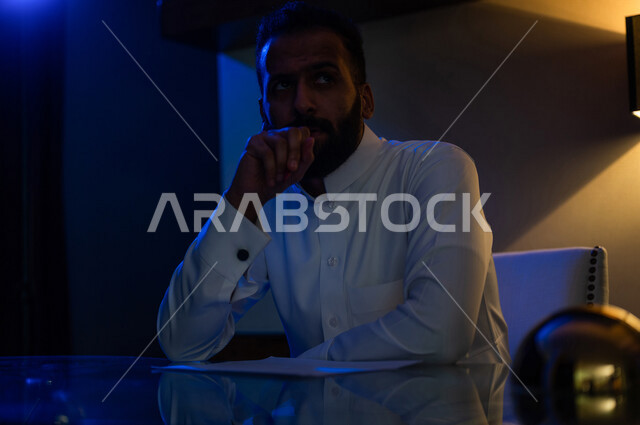رجل عربي خليجي سعودي، كاتب وروائي، تعابير وجه ويدين تدل على التفكير، تحليل الافكار والمشاريع، مشروع عمل جديد، أعمال مكتبية