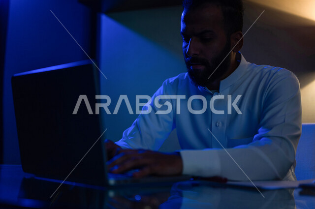 رجل عربي خليجي سعودي، ادارة الأعمال من خلال الحاسوب المحمول، تواصل اجتماعي، محادثات ودردشة، العمل اونلاين، فريلانسر، التعليم الالكتروني