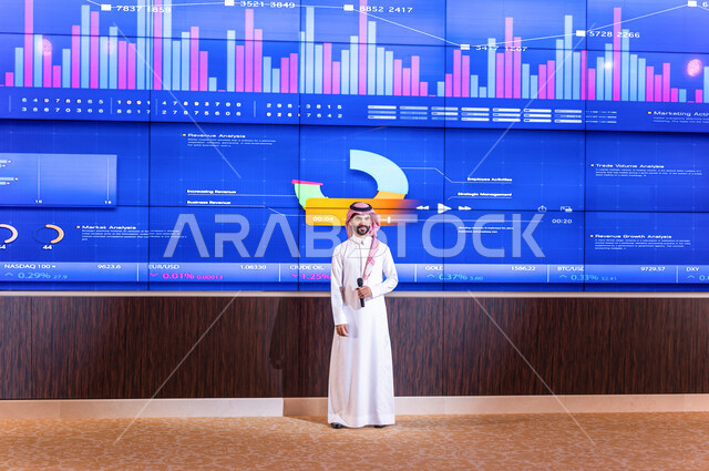 رجل اعمال عربي خليجي سعودي في مؤتمر اقتصادي ، شرح الرسم البياني لسوق الاوراق المالية  ،دراسة و تحليل الجدوى لمشاريع الشركة ،تحليل البيانات المالية ، تقييم الخطط و  المشاريع المقترحة