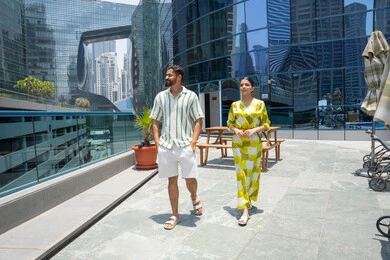 الإستجمام في الهواء الطلق, المشي على حدود البركة المائية, اجواء عائلية سعيدة, الاستمتاع بالرحلات الصيفية, احد المنتجعات السياحية، زوجان عربيان خليجيان اماراتيان يرتديان الزي الكاجوال و يقومان بالتنزه