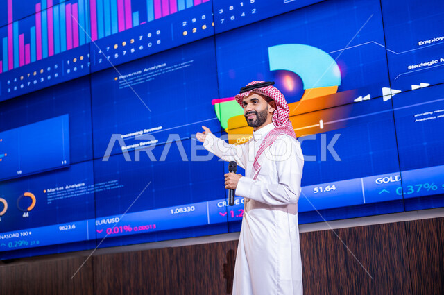رجل اعمال عربي خليجي سعودي في مؤتمر اقتصادي ، شرح الرسم البياني لسوق الاوراق المالية  ،دراسة و تحليل الجدوى لمشاريع الشركة ،تحليل البيانات المالية ، تقييم الخطط و  المشاريع المقترحة