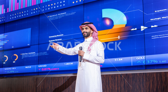 رجل اعمال عربي خليجي سعودي في مؤتمر اقتصادي ، شرح الرسم البياني لسوق الاوراق المالية  ،دراسة و تحليل الجدوى لمشاريع الشركة ،تحليل البيانات المالية ، تقييم الخطط و  المشاريع المقترحة