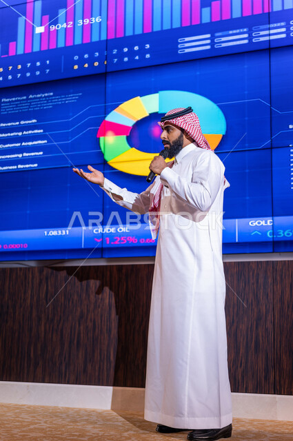 رجل اعمال عربي خليجي سعودي في مؤتمر اقتصادي ، شرح الرسم البياني لسوق الاوراق المالية  ،دراسة و تحليل الجدوى لمشاريع الشركة ،تحليل البيانات المالية ، تقييم الخطط و  المشاريع المقترحة