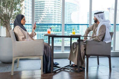 بناء وتعزيز العلاقات والصداقات، مناقشة الاعمال وتبادل الافكار، إيماءات السعادة والسرور، قضاء اوقات ممتعة مع الأصدقاء، اجتماع عمل في مكان خارج مقر الشركة, زميلان عمل عربيان خليجيان إماراتيان يجلسان على طاولة في أحد المطاعم الراقية في الإمارات، يتبادلان الاحاديث والابتسامات بناء وتعزيز العلاقات والصداقات، مناقشة الاعمال وتبادل الافكار، إيماءات السعادة والسرور، قضاء اوقات ممتعة مع الأصدقاء، اجتماع عمل في مكان خارج مقر الشركة, زميلان عمل عربيان خليجيان إماراتيان يجلسان على طاولة في أحد المطاعم الراقية في الإمارات، يتبادلان الاحاديث والابتسامات