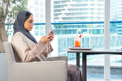 استخدام الهاتف المحمول ، قضاء اوقات ممتعة مع الأصدقاء، بناء وتعزيز العلاقات والصداقات، مناقشة الاعمال وتبادل الافكار، اجتماع عمل في مكان خارج مقر الشركة, امراه عربيه خليجيه اماراتيه ترتدي العباءه والحجاب تجلس على طاولة في أحد المطاعم الراقية في الإمارات تقوم باستخدام الجوال استخدام الهاتف المحمول ، قضاء اوقات ممتعة مع الأصدقاء، بناء وتعزيز العلاقات والصداقات، مناقشة الاعمال وتبادل الافكار، اجتماع عمل في مكان خارج مقر الشركة, امراه عربيه خليجيه اماراتيه ترتدي العباءه والحجاب تجلس على طاولة في أحد المطاعم الراقية في الإمارات تقوم باستخدام الجوال