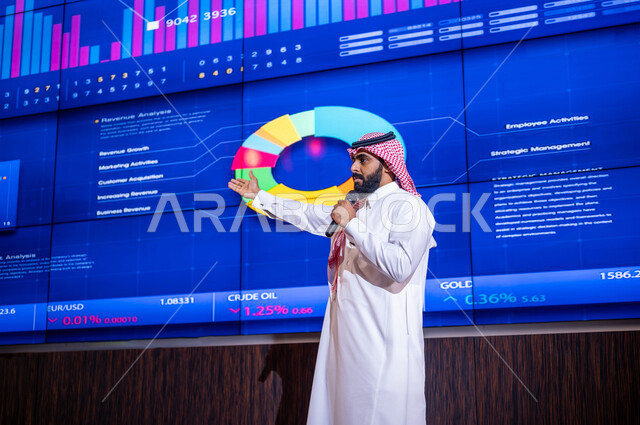 رجل اعمال عربي خليجي سعودي في مؤتمر اقتصادي ، شرح الرسم البياني لسوق الاوراق المالية  ،دراسة و تحليل الجدوى لمشاريع الشركة ،تحليل البيانات المالية ، تقييم الخطط و  المشاريع المقترحة