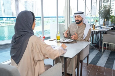 زميلان عمل عربيان خليجيان إماراتيان يجلسان على طاولة في أحد المطاعم الراقية في الإمارات يتبادلان الاحاديث والابتسامات، إيماءات السعادة والسرور، قضاء اوقات ممتعة مع الأصدقاء، بناء وتعزيز العلاقات والصداقات، مناقشة الاعمال وتبادل الافكار، اجتماع عمل في مكان خارج مقر الشركة زميلان عمل عربيان خليجيان إماراتيان يجلسان على طاولة في أحد المطاعم الراقية في الإمارات يتبادلان الاحاديث والابتسامات، إيماءات السعادة والسرور، قضاء اوقات ممتعة مع الأصدقاء، بناء وتعزيز العلاقات والصداقات، مناقشة الاعمال وتبادل الافكار، اجتماع عمل في مكان خارج مقر الشركة