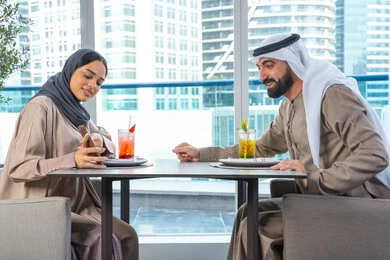 التقاط الصور التذكارية عبر الجوال ، توثيق اللحظات السعيدة ،قضاء اوقات ممتعة مع الأصدقاء، بناء وتعزيز العلاقات والصداقات، مناقشة الاعمال وتبادل الافكار، اجتماع عمل في مكان خارج مقر الشركة, زميلان عمل عربيان خليجيان إماراتيان يجلسان على طاولة في أحد المطاعم الراقية في الإمارات احداهما يستخدم الهاتف المحمول التقاط الصور التذكارية عبر الجوال ، توثيق اللحظات السعيدة ،قضاء اوقات ممتعة مع الأصدقاء، بناء وتعزيز العلاقات والصداقات، مناقشة الاعمال وتبادل الافكار، اجتماع عمل في مكان خارج مقر الشركة, زميلان عمل عربيان خليجيان إماراتيان يجلسان على طاولة في أحد المطاعم الراقية في الإمارات احداهما يستخدم الهاتف المحمول