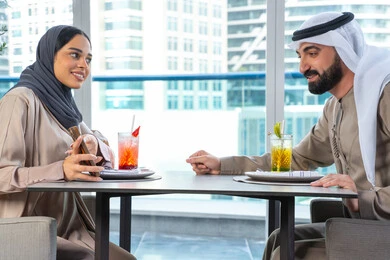 توثيق اللحظات السعيدة ، التقاط الصور التذكارية عبر الجوال ، قضاء اوقات ممتعة مع الأصدقاء، بناء وتعزيز العلاقات والصداقات، مناقشة الاعمال وتبادل الافكار، اجتماع عمل في مكان خارج مقر الشركة, زميلان عمل عربيان خليجيان إماراتيان يجلسان على طاولة في أحد المطاعم الراقية في الإمارات احداهما يستخدم الهاتف المحمول توثيق اللحظات السعيدة ، التقاط الصور التذكارية عبر الجوال ، قضاء اوقات ممتعة مع الأصدقاء، بناء وتعزيز العلاقات والصداقات، مناقشة الاعمال وتبادل الافكار، اجتماع عمل في مكان خارج مقر الشركة, زميلان عمل عربيان خليجيان إماراتيان يجلسان على طاولة في أحد المطاعم الراقية في الإمارات احداهما يستخدم الهاتف المحمول