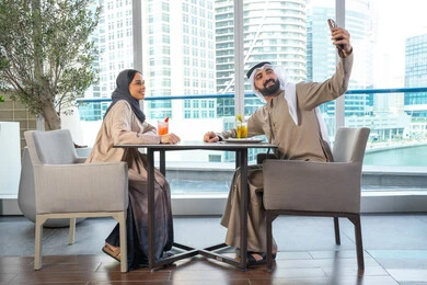 قضاء اوقات ممتعة مع الأصدقاء، توثيق اللحظات السعيدة ، التقاط الصور التذكارية عبر الجوال ، بناء وتعزيز العلاقات والصداقات، مناقشة الاعمال وتبادل الافكار، اجتماع عمل في مكان خارج مقر الشركة, زميلان عمل عربيان خليجيان إماراتيان يجلسان على طاولة في أحد المطاعم الراقية في الإمارات احداهما يستخدم الهاتف المحمول قضاء اوقات ممتعة مع الأصدقاء، توثيق اللحظات السعيدة ، التقاط الصور التذكارية عبر الجوال ، بناء وتعزيز العلاقات والصداقات، مناقشة الاعمال وتبادل الافكار، اجتماع عمل في مكان خارج مقر الشركة, زميلان عمل عربيان خليجيان إماراتيان يجلسان على طاولة في أحد المطاعم الراقية في الإمارات احداهما يستخدم الهاتف المحمول