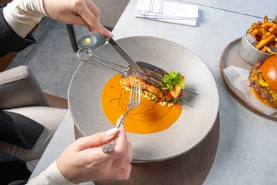 فنون التقديم في مطاعم ومطابخ الامارات العربية المتحدة،فن الاتيكيت واداب الطعام، مأكولات بحرية و صحية، طبق فيليه سمك السلمون المشوي مع الصوص والنباتات الخضراء، وجبات الطعام الشهية، مطاعم عربية خلجية اماراتية، وصفات وأطباق شهية ولذيذة فنون التقديم في مطاعم ومطابخ الامارات العربية المتحدة،فن الاتيكيت واداب الطعام، مأكولات بحرية و صحية، طبق فيليه سمك السلمون المشوي مع الصوص والنباتات الخضراء، وجبات الطعام الشهية، مطاعم عربية خلجية اماراتية، وصفات وأطباق شهية ولذيذة