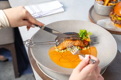 طبق فيليه سمك السلمون المشوي مع الصوص والنباتات الخضراء، وجبات الطعام الشهية، مطاعم عربية خلجية اماراتية، وصفات وأطباق شهية ولذيذة، فنون التقديم في مطاعم ومطابخ الامارات العربية المتحدة،فن الاتيكيت واداب الطعام، مأكولات بحرية و صحيه طبق فيليه سمك السلمون المشوي مع الصوص والنباتات الخضراء، وجبات الطعام الشهية، مطاعم عربية خلجية اماراتية، وصفات وأطباق شهية ولذيذة، فنون التقديم في مطاعم ومطابخ الامارات العربية المتحدة،فن الاتيكيت واداب الطعام، مأكولات بحرية و صحيه