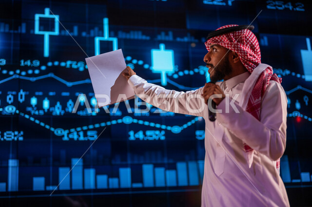رجل اعمال عربي خليجي سعودي في مؤتمر اقتصادي ، شرح الرسم البياني لسوق الاوراق المالية  ،دراسة و تحليل الجدوى لمشاريع الشركة ،تحليل البيانات المالية ، تقييم الخطط و  المشاريع المقترحة
