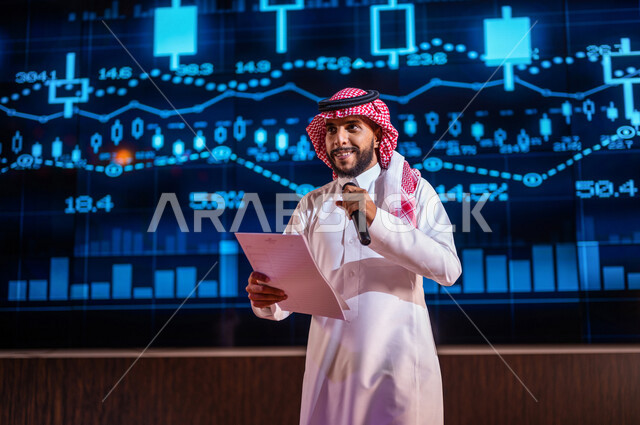 رجل اعمال عربي خليجي سعودي في مؤتمر اقتصادي ، شرح الرسم البياني لسوق الاوراق المالية  ،دراسة و تحليل الجدوى لمشاريع الشركة ،تحليل البيانات المالية ، تقييم الخطط و  المشاريع المقترحة