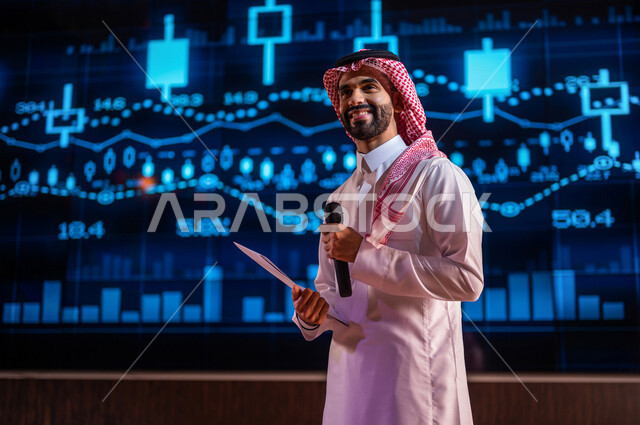 رجل اعمال عربي خليجي سعودي في مؤتمر اقتصادي ، شرح الرسم البياني لسوق الاوراق المالية  ،دراسة و تحليل الجدوى لمشاريع الشركة ،تحليل البيانات المالية ، تقييم الخطط و  المشاريع المقترحة