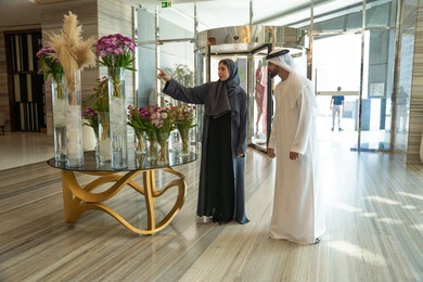 قضاء أجمل الأوقات في أفضل الفنادق الخليجية، زوجان عربيان خليجيان اماراتيان يرتديان الزي التقليدي يقفان في بهو الفندق السياحي ، رحلة زوجية ممتعة ، عطلة نهاية الأسبوع ، مفهوم الأسرة السعيدة، الاشارة الى شيء ما قضاء أجمل الأوقات في أفضل الفنادق الخليجية، زوجان عربيان خليجيان اماراتيان يرتديان الزي التقليدي يقفان في بهو الفندق السياحي ، رحلة زوجية ممتعة ، عطلة نهاية الأسبوع ، مفهوم الأسرة السعيدة، الاشارة الى شيء ما