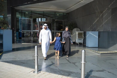 رجل عربي خليجي اماراتي يرتدي الكندورة و الغتره يسير خارج الفندق برفقة زوجته و ابنته، قضاء اجازه صيفية ممتعة ، تمضية لحظات سعيدة مع الأسرة، مفهوم السياحه و السفر رجل عربي خليجي اماراتي يرتدي الكندورة و الغتره يسير خارج الفندق برفقة زوجته و ابنته، قضاء اجازه صيفية ممتعة ، تمضية لحظات سعيدة مع الأسرة، مفهوم السياحه و السفر