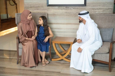 الاستفادة من وقت الفراغ بالتسلية مع الأهل، رحلات داخلية وخارجية، بنت عربيه خليجيه اماراتية ترتدي الفستان الازرق تقف داخل احد الفنادق الفاخره برفقة والديها، ايماءات السعادة و السرور