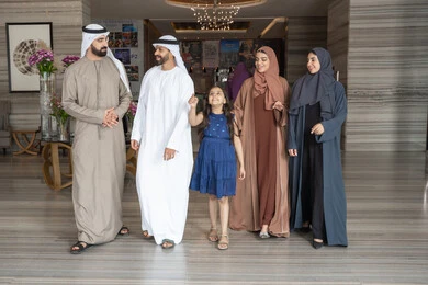 الإشارة باتجاه شيء ما، الاستمتاع باللحظات الأسرية السعيدة، الاستعداد لقضاء رحلة سياحية ممتعه مع العائلة، تبادل الاحاديث بتعابير السرور و السعادة,عائلة عربيه خليجيه اماراتية ترتدي الزي التقليدي يسيرون داخل مدخل الاستقبال فى الفندق الإشارة باتجاه شيء ما، الاستمتاع باللحظات الأسرية السعيدة، الاستعداد لقضاء رحلة سياحية ممتعه مع العائلة، تبادل الاحاديث بتعابير السرور و السعادة,عائلة عربيه خليجيه اماراتية ترتدي الزي التقليدي يسيرون داخل مدخل الاستقبال فى الفندق