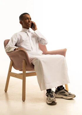 استخدام التكنولوجيا والأجهزة التقنية الحديثة في الحياة اليومية، الرد على الاتصالات والمكالمات, بورتريه لشاب مراهق عربي خليجي سعودى مبتسم يرتدي الثوب التقليدى يجلس على كرسي مريح يقوم بإجراء مكالمة باستخدام الهاتف المحمول، التواصل مع الأهل والأصدقاء عبر الجوال، خلفية بيضاء استخدام التكنولوجيا والأجهزة التقنية الحديثة في الحياة اليومية، الرد على الاتصالات والمكالمات, بورتريه لشاب مراهق عربي خليجي سعودى مبتسم يرتدي الثوب التقليدى يجلس على كرسي مريح يقوم بإجراء مكالمة باستخدام الهاتف المحمول، التواصل مع الأهل والأصدقاء عبر الجوال، خلفية بيضاء