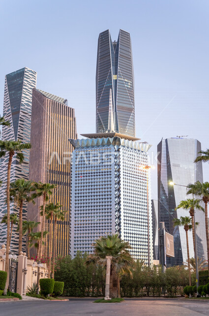 إطلالة رائعة لأبراج و ناطحات السحاب في مدينة الملك عبد الله المالية ( كافد ) في الرياض في المملكة العربية السعودية