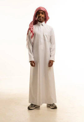الوقوف باستعداد واستقامة، بورتريه لفتى عربي خليجي سعودي مبتسم يرتدي الثوب التقليدي والشماغ  ينظر إلى الكاميرا يإيماءات السرور, الاستعداد لبداية العام الدراسي الجديد، صورة الجسم بالطول الكامل، خلفية بيضاء