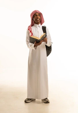 تحضير الدروس للوصول إلى النجاح، مراجعة الدروس اليومية, الاستعداد للعام الدراسي الجديد،, بورتريه لشاب عربي خليجي سعودي يرتدي الثوب التقليدي والشماغ و حقيبة ظهر يقوم بقراءة كتاب, تطوير المناهج التعليمية في السعودية, النظرالى شىء ما، خلفية بيضاء