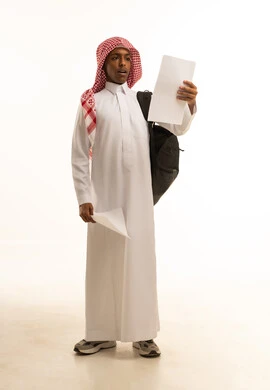 بورتريه لطالب عربي خليجي سعودي يرتدي الثوب التقليدي والشماغ وحقيبة الظهرالمدرسية يحمل بيده مجموعة أوراق، ايماءات المفاجأة والتركيز، صورة الجسم بالكامل، خلفية بيضاء