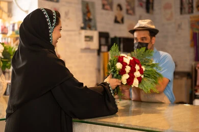 مفهوم الود والالفة ، متاجر ومحلات بيع الورود والزهور الطبيعية للأعياد والمناسبات, امرأة عربية خليجية سعودية ترتدي العباءة والحجاب تقوم بشراء باقة ورد احمر طبيعي من البائع , ايماءات تدل على الفرح والسعاده مفهوم الود والالفة ، متاجر ومحلات بيع الورود والزهور الطبيعية للأعياد والمناسبات, امرأة عربية خليجية سعودية ترتدي العباءة والحجاب تقوم بشراء باقة ورد احمر طبيعي من البائع , ايماءات تدل على الفرح والسعاده