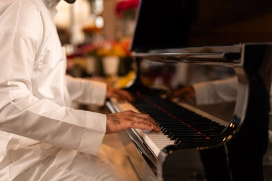 رجل خليجي سعودي عربي فنان يرتدي الثوب الابيض يجلس امام آلة البيانو الموسيقية ويستمتع بالعزفمواهب فنية موسيقية، قضاء الوقت بالعزف على الألات الوترية، الطرب والانشطة ترفيهية، تقديم البرامج والفنون الموسيقية والفن المسرحي،