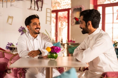 قضاء اوقات ممتعه مع الاصدقاء ، كوفي شوب راقي بالمملكة العربية السعودية، تعابير السعادة والسرور بلمة الرفاق، تطوير العلاقات الإجتماعية، قضاء وقت ممتع مع الأصدقاء، الاستمتاع بالاجواء السعيده ، مجموعة اصدقاء عرب خليجيين سعوديين يجلسون على طاولة في المقهى