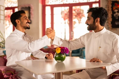 قضاء وقت ممتع مع الأصدقاء، الاستمتاع بالاجواء السعيده ، كوفي شوب راقي بالمملكة العربية السعودية، تعابير السعادة والسرور بلمة الرفاق، تطوير العلاقات الإجتماعية، مجموعة اصدقاء عرب خليجيين سعوديين يجلسون على طاولة في المقهى