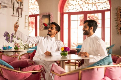 تعابير السرور والبهجة ، سعادة الاصدقاء بقضاء اوقات ممتعه مع الاصحاب, مشاركة المشروبات الباردة, تجمع لاصدقاء عرب خليجيين سعوديين يقومون بتبادل الاحاديث والاخبار، لمة الاصدقاء فى عطلة نهاية الاسبوع