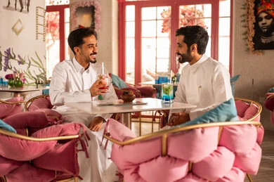 مشاركة المشروبات الباردة, تجمع لاصدقاء عرب خليجيين سعوديين يقومون بتبادل الاحاديث والاخبار، تعابير السرور والبهجة ، ايماءات السعادة بقضاء اوقات ممتعه مع الاصحاب, لمة الاصدقاء فى عطلة نهاية الاسبوع