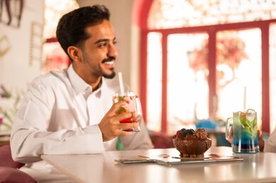 تعابير السرور والبهجة ، سعادة الاصدقاء بقضاء اوقات ممتعه مع الاصحاب, مشاركة المشروبات الباردة, تجمع لاصدقاء عرب خليجيين سعوديين يقومون بتبادل الاحاديث والاخبار، لمة الاصدقاء فى عطلة نهاية الاسبوع