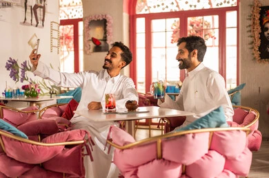 عطلة نهاية الاسبوع ,ايماءات السعادة بقضاء اوقات ممتعه مع الاصحاب, مشاركة المشروبات الباردة, تجمع لاصدقاء عرب خليجيين سعوديين يقومون بتبادل الاحاديث والاخبار، تعابير السرور والبهجة