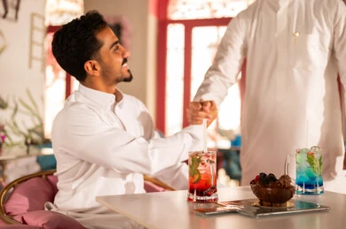 قضاء اوقات ممتعه مع الاصحاب, مشاركة المشروبات الباردة, تجمع لاصدقاء عرب خليجيين سعوديين يقومون بتبادل الاحاديث والاخبار، تعابير السرور والبهجة ، لمة الاصدقاء فى عطلة نهاية الاسبوع