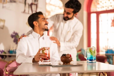 تعابير السرور والبهجة ، مشاركة المشروبات الباردة, تجمع لاصدقاء عرب خليجيين سعوديين يقومون بتبادل الاحاديث والاخبار، ايماءات السعادة بقضاء اوقات ممتعه مع الاصحاب, لمة الاصدقاء فى عطلة نهاية الاسبوع