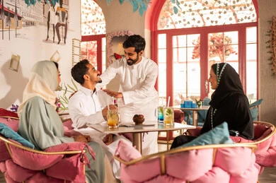 تجمع لاصدقاء عرب خليجيين سعوديين يقومون بتبادل الاحاديث والاخبار، مشاركة المشروبات الباردة,تعابير السرور والبهجة ، ايماءات السعادة بقضاء اوقات ممتعه مع الاصحاب, لمة الاصدقاء فى عطلة نهاية الاسبوع