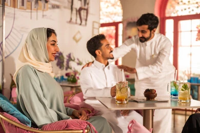 مشاركة المشروبات الباردة, تجمع لاصدقاء عرب خليجيين سعوديين يقومون بتبادل الاحاديث والاخبار، تعابير السرور والبهجة ، ايماءات السعادة بقضاء اوقات ممتعه مع الاصحاب, لمة الاصدقاء فى عطلة نهاية الاسبوع