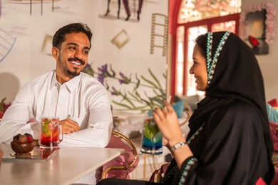 تعابير السرور والبهجة ، مشاركة المشروبات الباردة, مجموعة اصدقاء عرب خليجيين سعوديين يقومون بتبادل الاحاديث والاخبار،ايماءات السعادة بقضاء اوقات ممتعه مع الاصحاب, لمة الاصدقاء فى عطلة نهاية الاسبوع