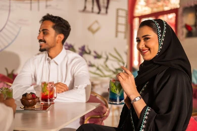 مشاركة المشروبات الباردة, مجموعة اصدقاء عرب خليجيين سعوديين يقومون بتبادل الاحاديث والاخبار، تعابير السرور والبهجة ، ايماءات السعادة بقضاء اوقات ممتعه مع الاصحاب, لمة الاصدقاء فى عطلة نهاية الاسبوع