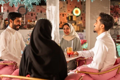 ايماءات السعادة بقضاء اوقات ممتعه مع الاصحاب, مشاركة المشروبات الباردة, مجموعة اصدقاء عرب خليجيين سعوديين يقومون بتبادل الاحاديث والاخبار، تعابير السرور والبهجة ، لمة الاصدقاء فى عطلة نهاية الاسبوع