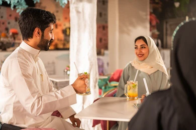 مشاركة المشروبات الباردة, مجموعة اصدقاء عرب خليجيين سعوديين يقومون بتبادل الاحاديث والاخبار، تعابير السرور والبهجة ، ايماءات السعادة بقضاء اوقات ممتعه مع الاصحاب, لمة الاصدقاء فى عطلة نهاية الاسبوع