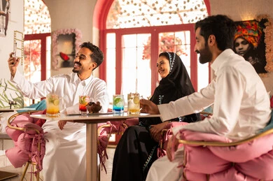 ايماءات السعادة بقضاء اوقات ممتعه مع الاصحاب, مشاركة المشروبات الباردة, مجموعة اصدقاء عرب خليجيين سعوديين يقومون بتبادل الاحاديث والاخبار، تعابير السرور والبهجة ، لمة الاصدقاء فى عطلة نهاية الاسبوع