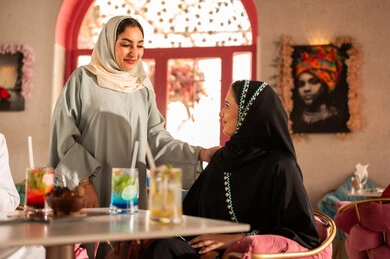 لمة الاصدقاء فى عطلة نهاية الاسبوع، مشاركة المشروبات الباردة, مجموعة اصدقاء عرب خليجيين سعوديين يقومون بتبادل الاحاديث والاخبار، تعابير السرور والبهجة ، ايماءات السعادة بقضاء اوقات ممتعه مع الاصحاب