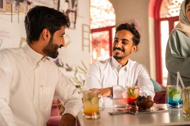 مشاركة المشروبات الباردة, مجموعة اصدقاء عرب خليجيين سعوديين يقومون بتبادل الاحاديث والاخبار، تعابير السرور والبهجة ، ايماءات السعادة بقضاء اوقات ممتعه مع الاصحاب, لمة الاصدقاء فى عطلة نهاية الاسبوع
