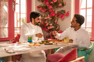 مائدة طعام مليئة بأصناف من المأكولات والمقبلات الشهية, تبادل الأحاديث والاخبار, عزومة غداء لصديقان عربيان خليجيان سعوديان يقومان بتناول الأطعمة في أحد المطاعم الفاخرة، تعابير السرور والبهجة ،ايماءات السعادة بقضاء اوقات ممتعه مع الاصحاب, لمة الاصدقاء على سفرة الإفطار الشهية