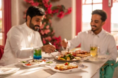 عزومة غداء لصديقان عربيان خليجيان سعوديان يقومان بتناول الأطعمة في أحد المطاعم الفاخرة، تبادل الأحاديث والاخبار,  تعابير السرور والبهجة ،مائدة طعام مليئة بأصناف من المأكولات والمقبلات الشهية, ايماءات السعادة بقضاء اوقات ممتعه مع الاصحاب, لمة الاصدقاء على سفرة الإفطار الشهية