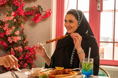 الاستمتاع خارج المنزل، مائدة طعام مليئة بأصناف من المأكولات والمقبلات الشهية, ايماءات السعادة بقضاء اوقات ممتعه مع الاصحاب, لمة الاصدقاء على سفرة الإفطار الشهية, صورة مقربة لعزومة غداء لاصدقاء عرب خليجيين سعوديين  يقومون بتناول الأطعمة في أحد المطاعم الفاخرة